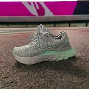 Nike Pegasus Flyknit running shoes